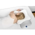 Kobieta śpiąca na boku na poduszce ortopedycznej SLEEP BUDDY.