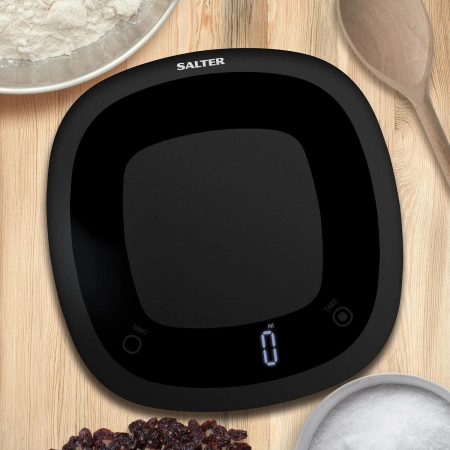 Czarna waga kuchenna Salter 1062 BKDR na drewnianym blacie