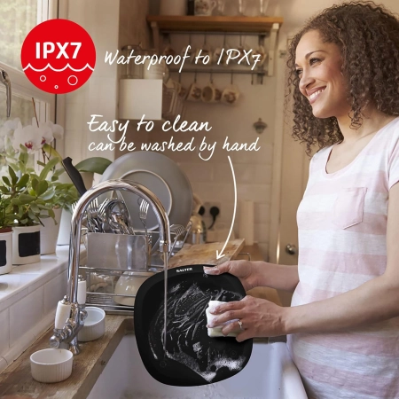 Waga kuchenna Salter 1062 BKDR IPX7 podczas czyszczenia pod wodą