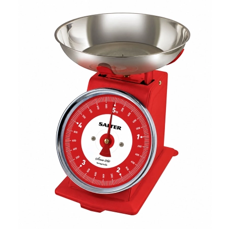 Czerwona mechaniczna waga kuchenna Salter 111 RDKR 5 kg na białym tle