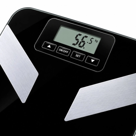 Zbliżenie na wyświetlacz LCD, przyciski SET i ON/OFF oraz metalowe elektrody w wadze HoMedics 9116