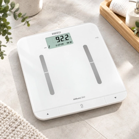 Analizator składu ciała HoMedics MiBody 360 w jasnej łazience na podłodze z płytek