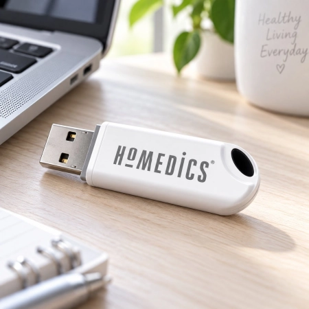 Ilustracja pamięci USB HoMedics przy laptopie – przenoszenie danych pomiarowych MiBody 360
