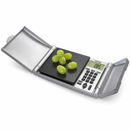 Waga dietetyczna Salter 1440 Nutri-Weigh & Go podczas ważenia winogron