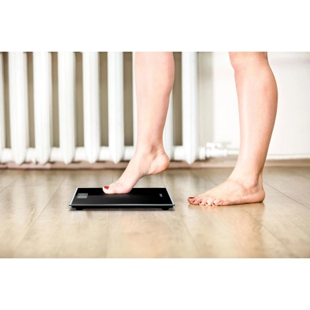 Salter 9037 BK3R – prezentacja funkcji Step-On podczas wchodzenia na wagę.