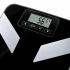 Zbliżenie na wyświetlacz LCD, przyciski SET i ON/OFF oraz metalowe elektrody w wadze HoMedics 9116