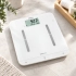 Analizator składu ciała HoMedics MiBody 360 w jasnej łazience na podłodze z płytek