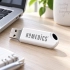 Ilustracja pamięci USB HoMedics przy laptopie – przenoszenie danych pomiarowych MiBody 360