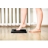Salter 9037 BK3R – prezentacja funkcji Step-On podczas wchodzenia na wagę.