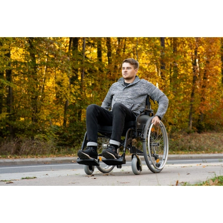 Użytkownik samodzielnie porusza się na wózku inwalidzkim Timago T101