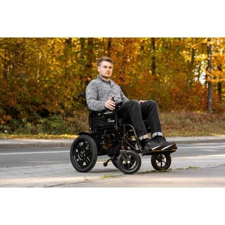 Użytkownik podczas jazdy elektrycznym wózkiem POWER-TIM Timago